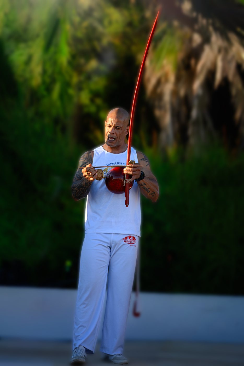 Capoeirista a tocar berimbau