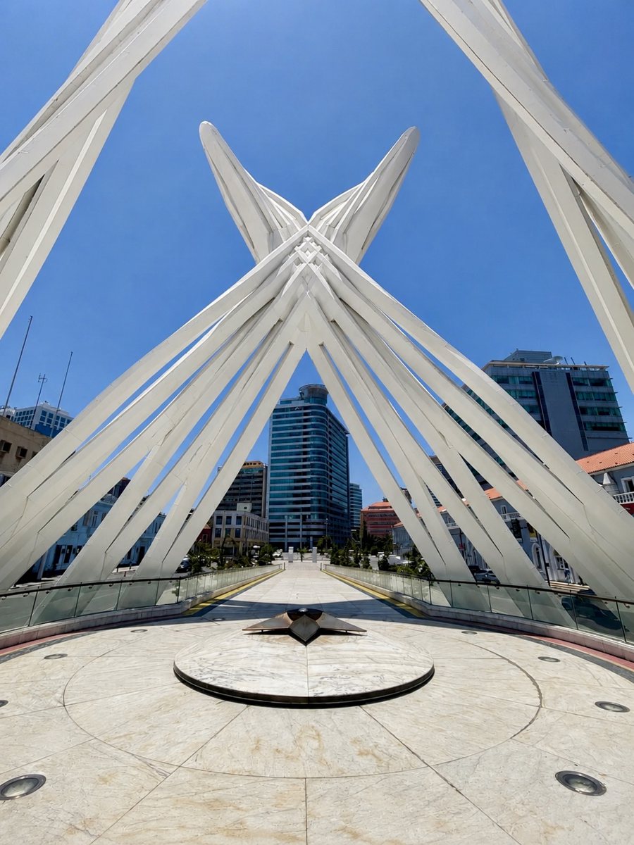 Monumento na baixa de Luanda