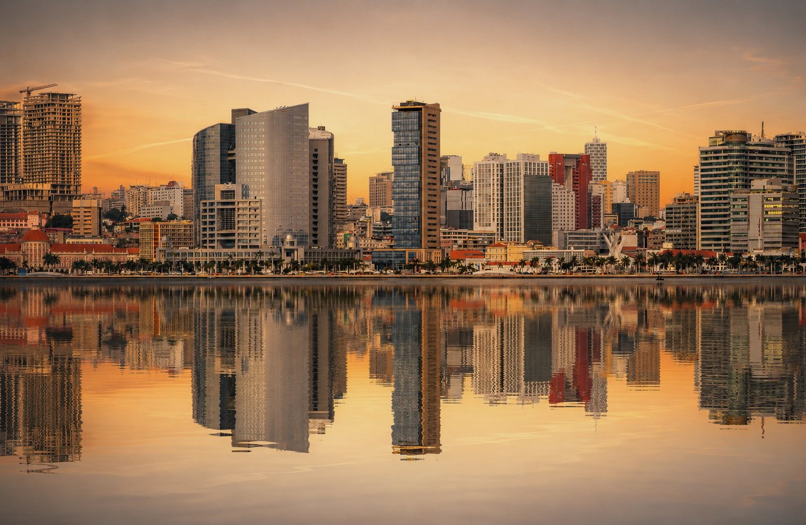 A baía de Luanda reflectida ao pôr-do-sol