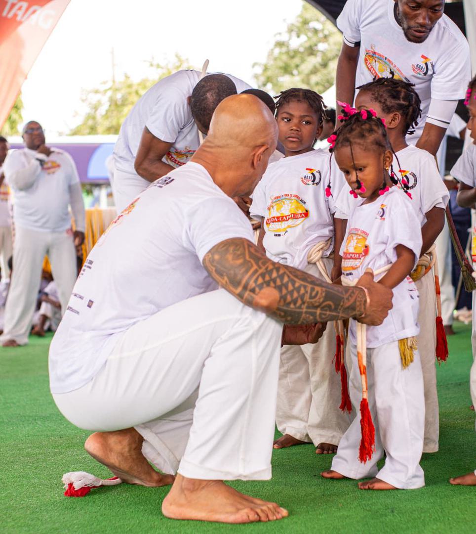 A capoeira passa de mão em mão