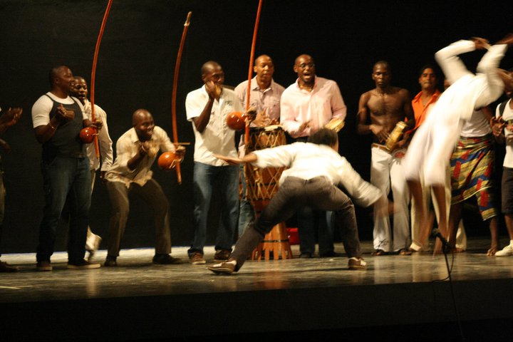 Jogo de capoeira em palco